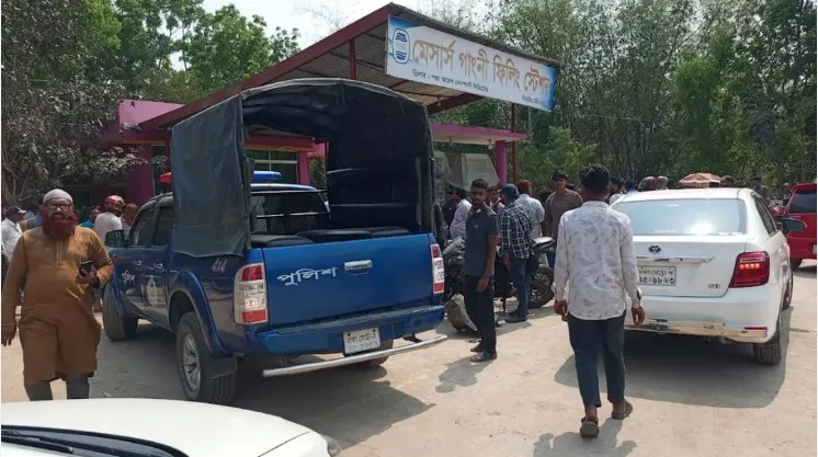 পাম্পে অতিরিক্ত তেল নেওয়া নিয়ে সংঘর্ষ, পুলিশ সদস্য আহত